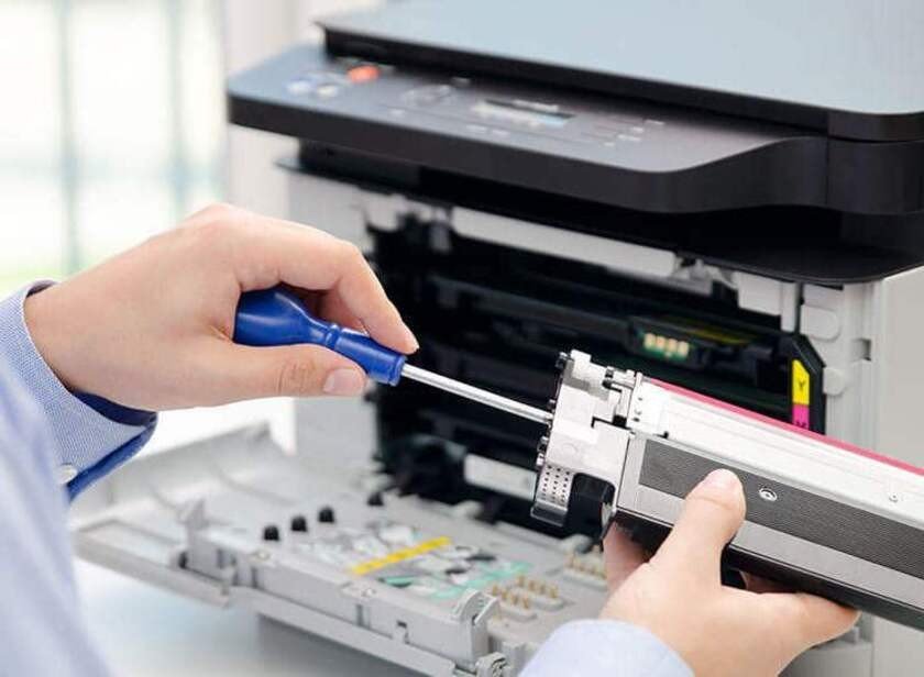 Kỹ thuật viên đang sửa chữa chi tiết bên trong máy in Epson