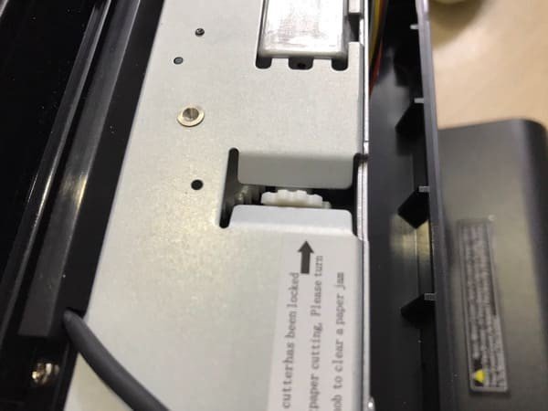 Hướng dẫn kiểm tra giấy in khi sửa chữa máy in nhiệt bị kẹt