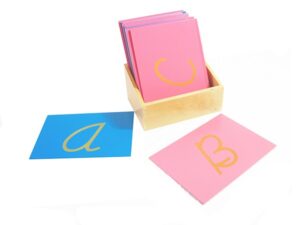 Bộ chữ in hoa cách điệu in nhám Montessori giúp trẻ học chữ hiệu quả