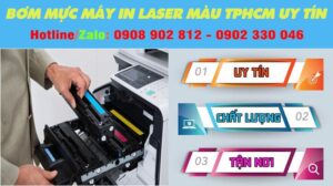 Kỹ thuật viên đang thực hiện bơm mực máy in laser màu chuyên nghiệp.