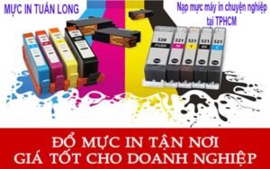 Kỹ thuật viên đang bơm mực máy in quận 12 cho khách hàng tại nhà