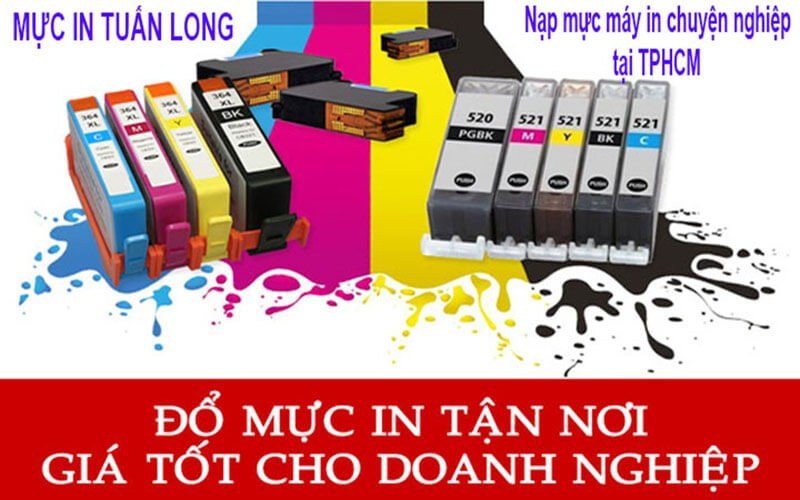 Kỹ thuật viên đang bơm mực máy in quận 12 cho khách hàng tại nhà