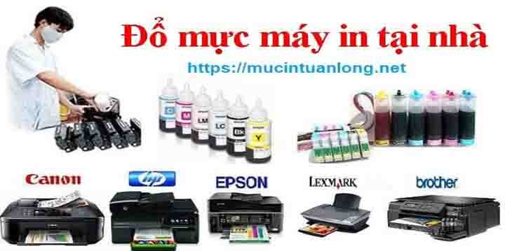 Kỹ thuật viên đang bơm mực máy in quận 2 chuyên nghiệp theo quy trình tại Tuấn Long