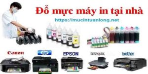 Kỹ thuật viên đang bơm mực máy in quận 2 chuyên nghiệp theo quy trình tại Tuấn Long