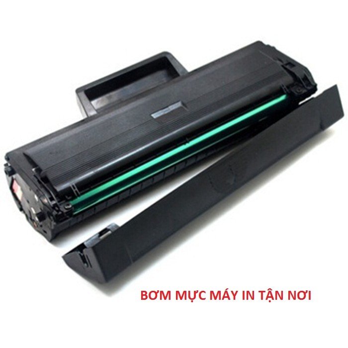 Kỹ thuật viên đang thực hiện bơm mực máy in Samsung