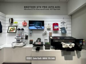 Máy in áo thun Brother GTX Pro hiển thị trong môi trường bán lẻ, tối ưu cho in ấn theo yêu cầu