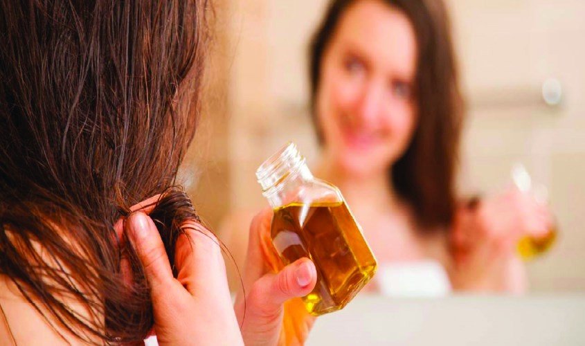 Chuẩn bị tóc khô và chia lọn nhỏ trước khi uốn bằng máy 3 in 1