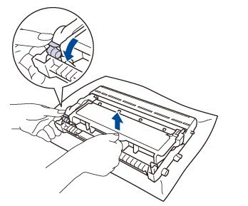 Gạt cần xanh để tách hộp mực TN-2385 cũ khỏi cụm drum máy Brother