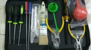 Bộ dụng cụ đầy đủ để tự thay mực máy in gồm kìm, tua vít, chổi và phễu