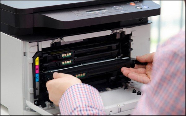 Thay trống mực máy in để cải thiện chất lượng bản in mờ nhạt