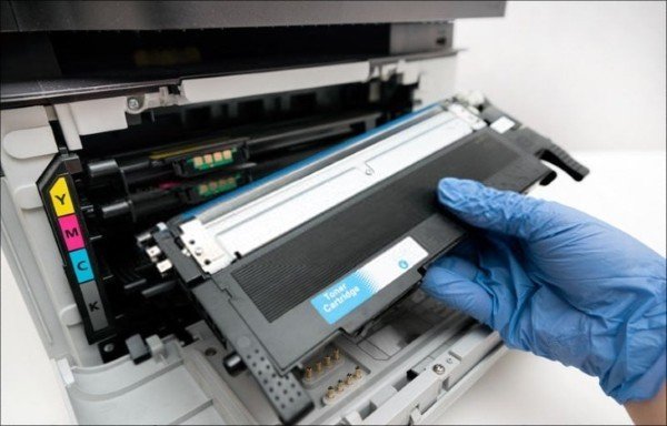 Kiểm tra và đổ mực thải máy in đúng cách