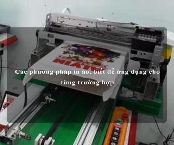 Máy in DTG đang thực hiện quy trình in hình ảnh trực tiếp lên áo thun