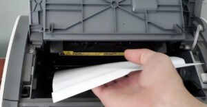 Hướng dẫn chi tiết các bước đưa giấy vào khay máy in Canon LBP 3300 đúng chuẩn