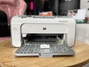 Minh họa các bước chuẩn bị trước khi tiến hành cài đặt máy in HP LaserJet P1102