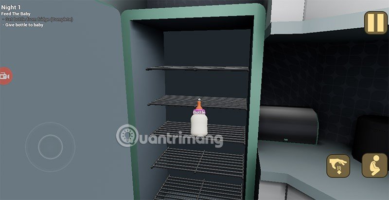 Cách lấy sữa cho em bé từ tủ lạnh trong phòng bếp The Baby in Yellow