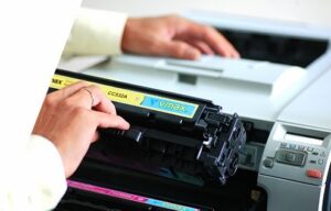 Người dùng kiểm tra thông tin loại mực phù hợp cho máy in laser