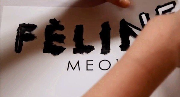 Gỡ bỏ khuôn in cẩn thận khỏi áo thun