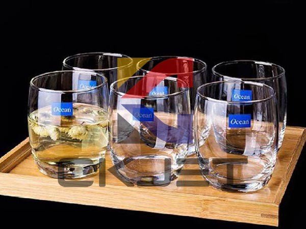 Cận cảnh quy trình in chuyển nhiệt lên cốc thủy tinh cho hình ảnh sắc nét