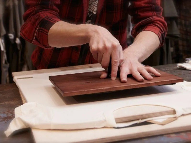 Một chiếc áo thun trắng với các họa tiết hình học được in bằng con dấu thủ công, thể hiện sự sáng tạo trong cách in áo thun tại nhà.