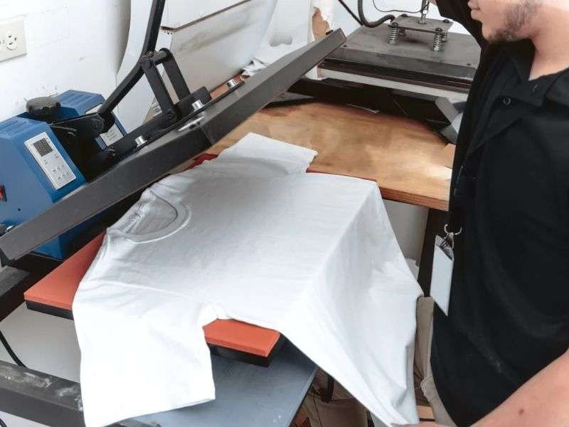 Một chiếc áo thun sáng màu đã được in hình thành công bằng giấy chuyển nhiệt, cho thấy độ sắc nét của phương pháp này.