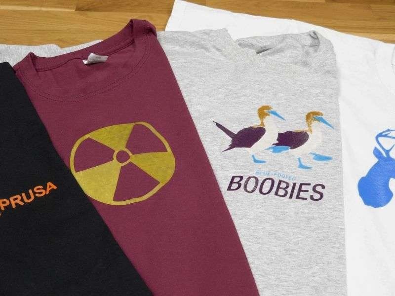 Một khung in lụa đã được chuẩn bị với hình ảnh từ keo chụp bản, sẵn sàng cho công đoạn in mực lên áo.