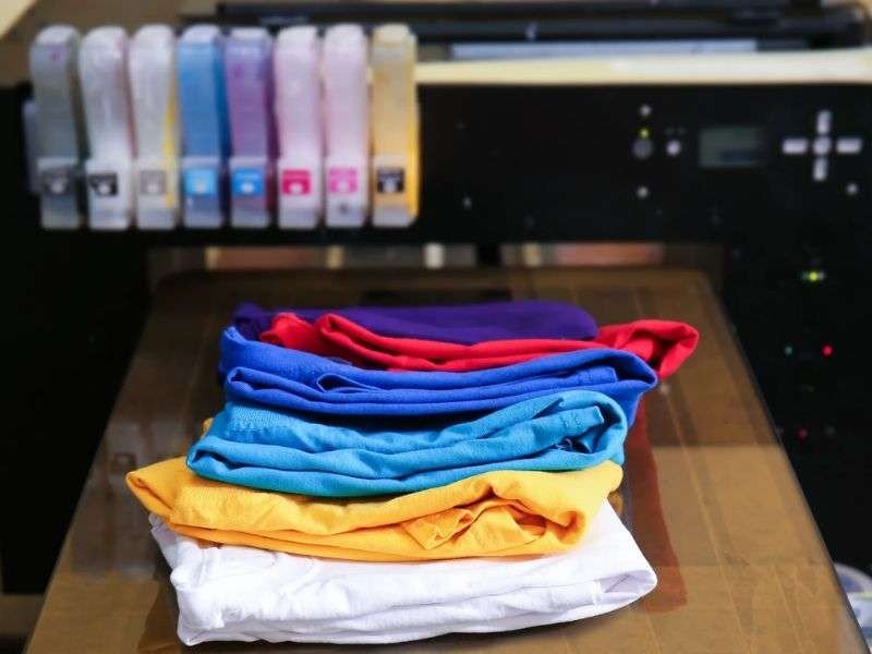 Hình ảnh so sánh giữa việc lật ngược và không lật ngược hình ảnh khi in trên giấy chuyển nhiệt cho áo tối màu.