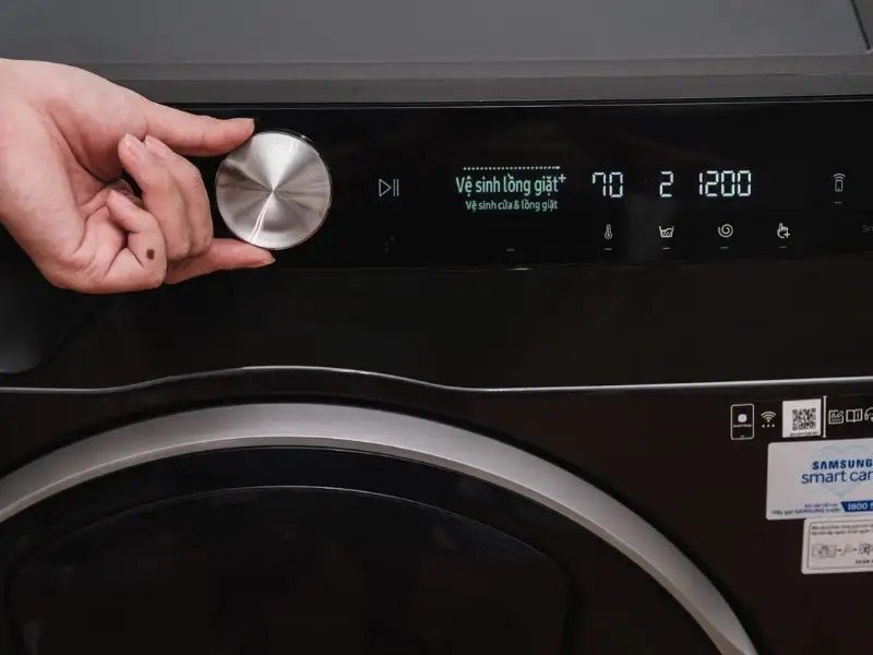 Một chiếc áo thun in hình được lộn trái và cho vào túi giặt trước khi bỏ vào máy giặt, một mẹo bảo quản áo in hiệu quả.