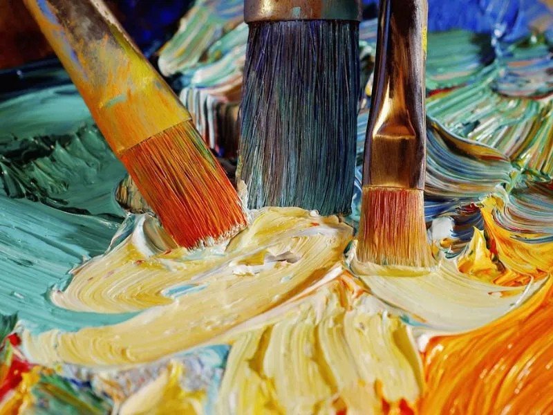 Chi tiết quá trình dùng cọ chấm màu Acrylic qua khuôn tô lên áo, một kỹ thuật trong cách in áo thun tại nhà.
