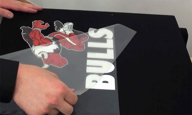 Ứng dụng bàn ủi để in hình decal chuyển nhiệt lên áo thun tại nhà