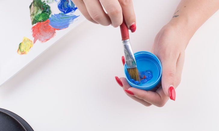 Vẽ trực tiếp lên áo thun bằng sơn acrylic qua khuôn tô