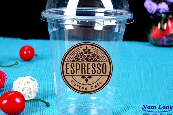 Kỹ thuật in lụa logo lên bề mặt ly nhựa bằng khung lụa chuyên dụng.