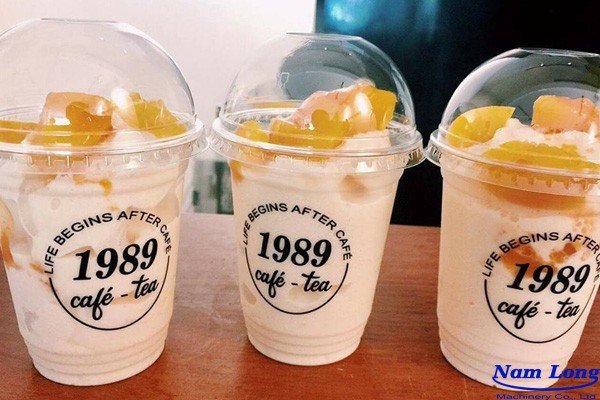 Kiểm tra chất lượng ly nhựa đã in logo đảm bảo không lỗi trước khi giao hàng.
