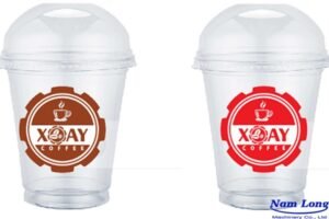 Máy in công nghiệp đang thực hiện cách in logo lên ly nhựa trực tiếp với độ phân giải cao.