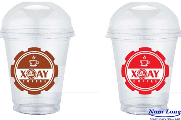 Máy in công nghiệp đang thực hiện cách in logo lên ly nhựa trực tiếp với độ phân giải cao.