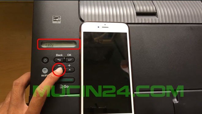 Màn hình máy in Brother hiển thị trạng thái Ready