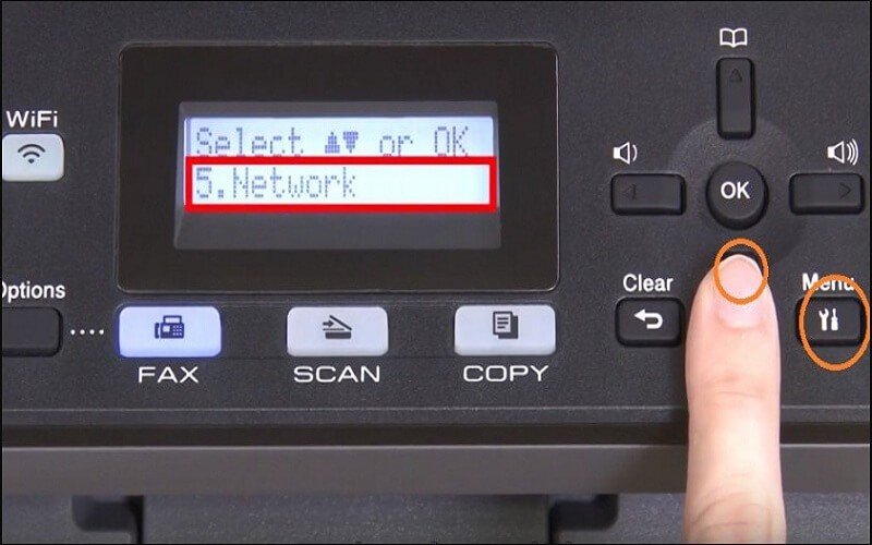 Chọn nút Menu trên máy in Brother để cài đặt mạng