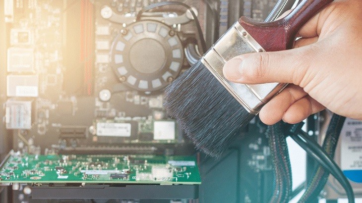 Vệ sinh khe cắm RAM và card mở rộng trên mainboard để đảm bảo kết nối tốt