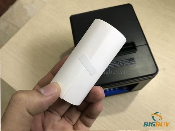 Chuẩn bị cuộn giấy in hóa đơn K80 để thay