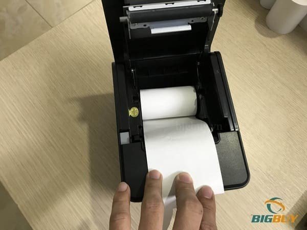 Đặt cuộn giấy in nhiệt vào đúng vị trí trong máy in hóa đơn