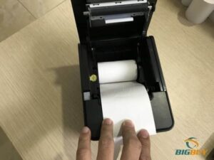Đặt cuộn giấy mới vào khay máy in hóa đơn