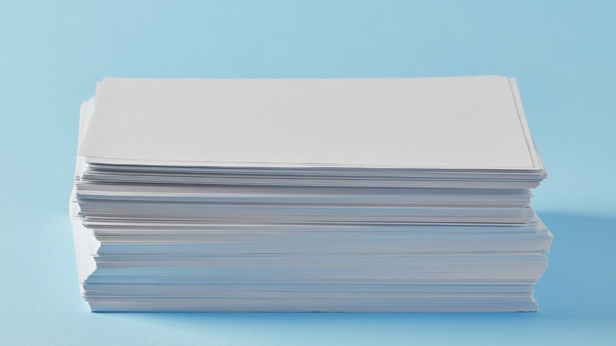 Giấy in mỏng hoặc kém chất lượng dễ dẫn đến tình trạng bị kẹt giấy trong máy in