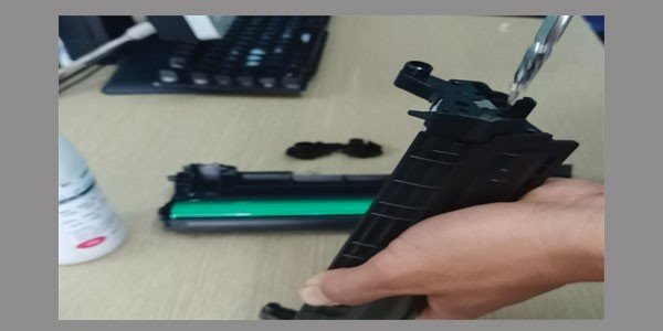 Tháo vít để mở khoang chứa mực thải hộp mực 325