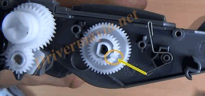 Hệ thống nhông bên trong hộp mực Brother, chỉ vị trí nhông reset