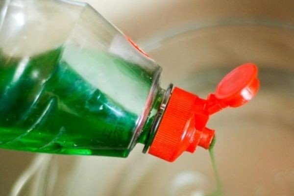 Dung dịch xăng kết hợp xà phòng giúp loại bỏ chữ in trên áo rất hiệu quả