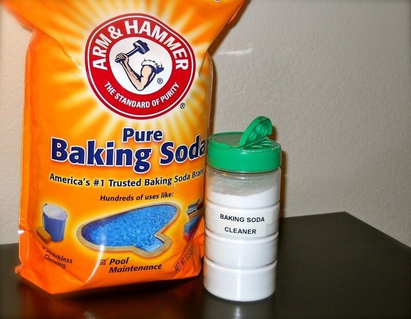 Bột baking soda trắng mịn trong chén sứ một nguyên liệu nhà bếp quen thuộc dùng để làm sạch chữ in trên cốc thủy tinh an toàn