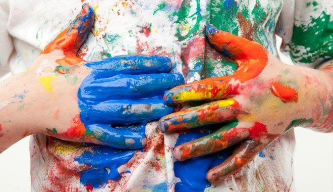 Sử dụng bàn là và khăn ẩm để làm bong vết sơn in