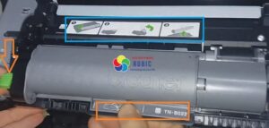 Thao tác rút cụm trống mực máy in Brother B2000D để chuẩn bị reset