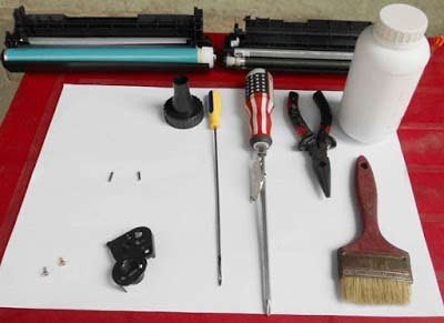 Dụng cụ cần chuẩn bị để tháo lắp hộp mực máy in như kìm, tuốc nơ vít và lọ mực