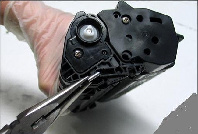 Chi tiết tháo chốt giữ hai phần hộp mực máy in Canon khi đổ mực