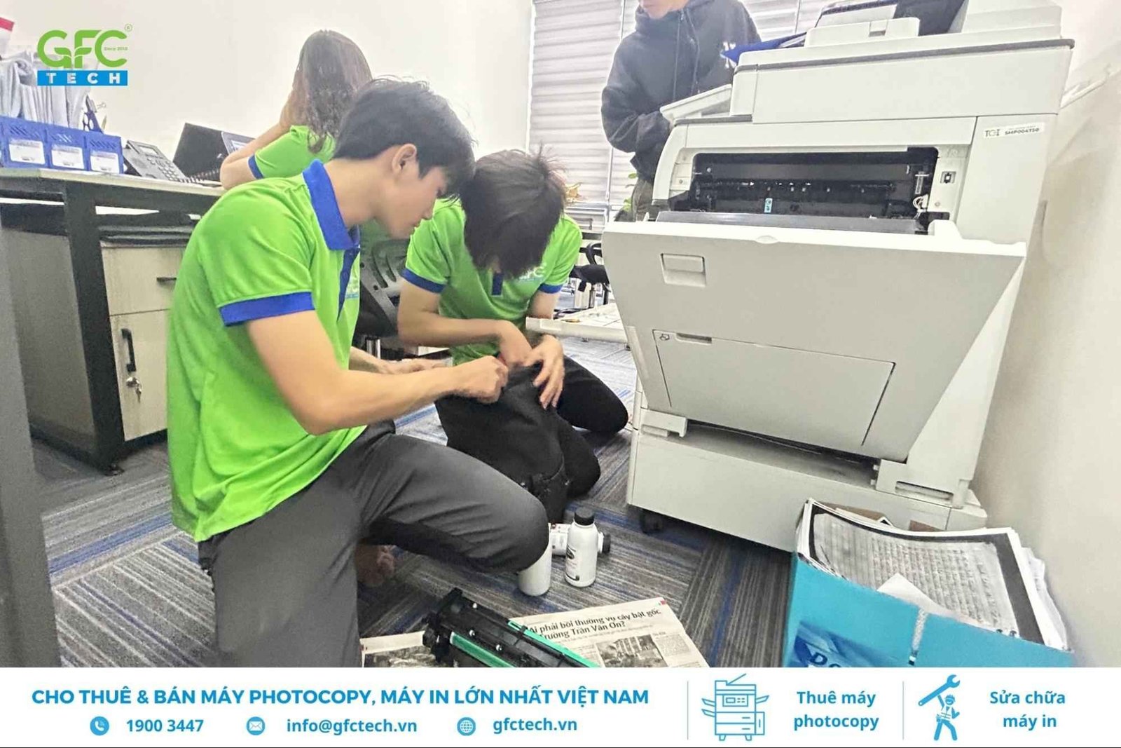 Kỹ thuật viên đang kiểm tra và thay mực cho máy in